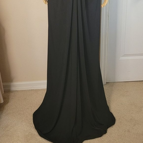 NWOT Gorgeous Mac Duggal Black Gown in V-Neck - Picture 7 of 7
